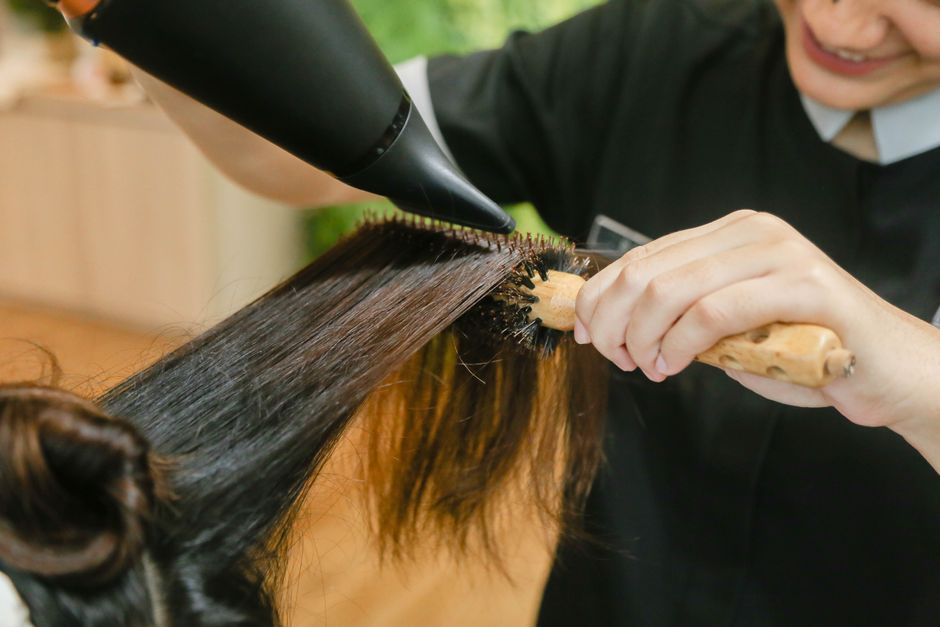 Passo a passo para usar escova rotativa em cabelo curto