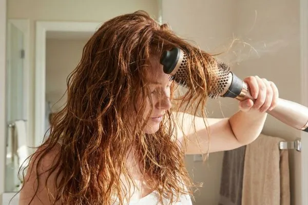Escova secadora soprando ar quente
